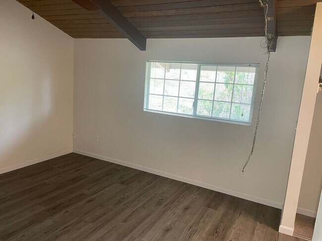 Building Photo - End Unit 2 bedroom, 2 bath Townhouse