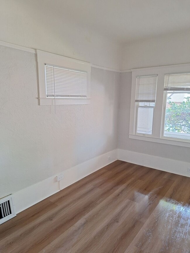 Building Photo - **Incredible 2 Bedroom, 1.5 Bath Home with a Fun Bonus Room!** Don’t miss out on this fantastic o...