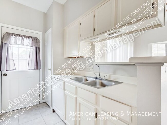 Building Photo - Charming Two-Story 2-Bedroom 1.5 Bathroom ...