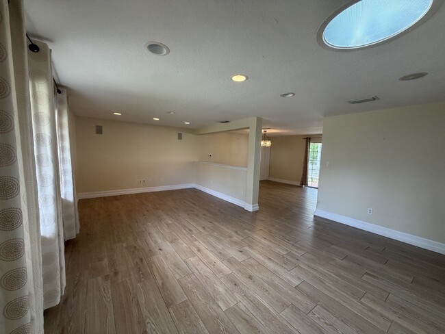 Building Photo - 104 Oakwood Ave