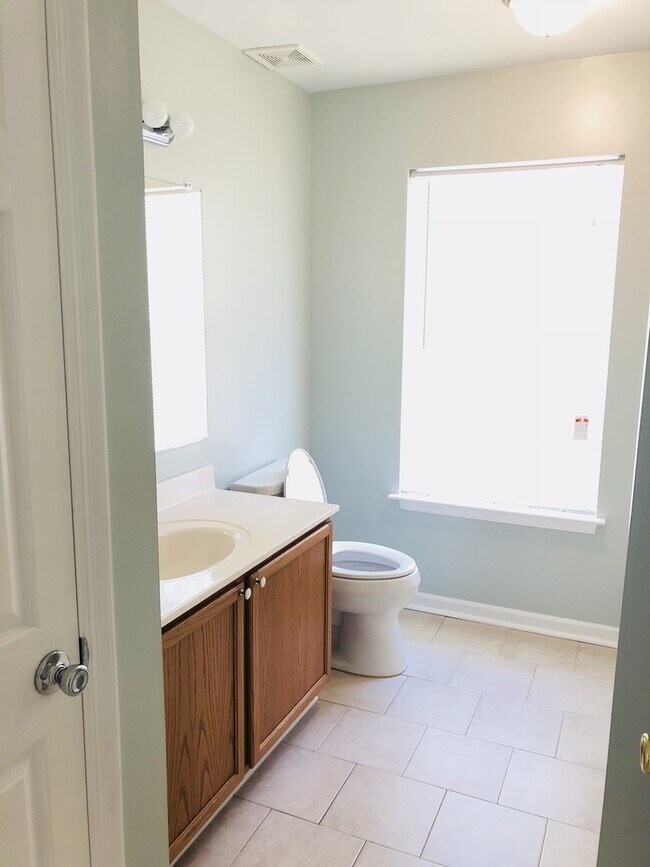 Building Photo - Available NOW!! HOME IN PARK RIDGE