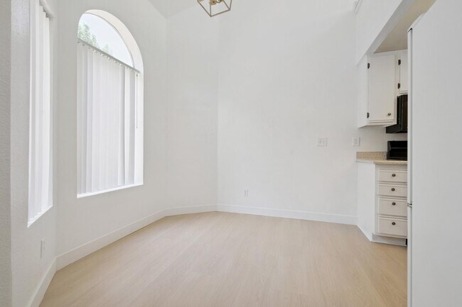 Building Photo - 14937 Dickens St