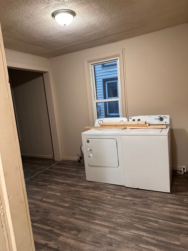 Building Photo - 421 Balsam St