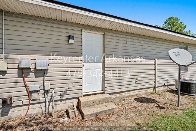 Building Photo - Cozy 2 Bedroom Duplex with Fireplace & Spacious Backyard!