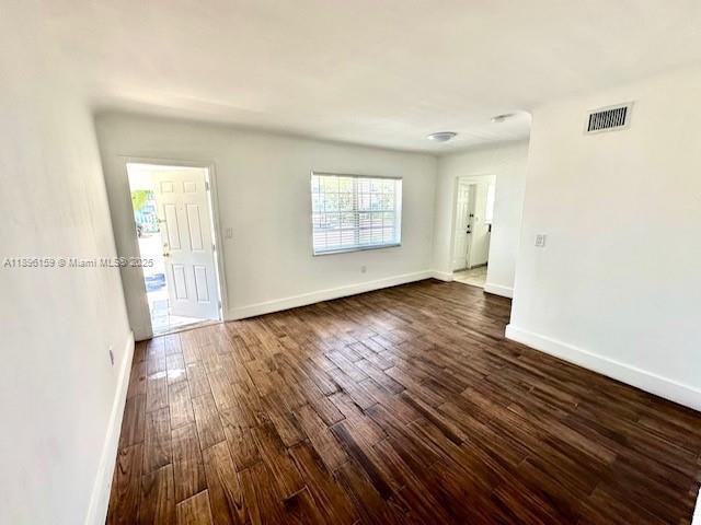 Building Photo - 2101 Bay Dr