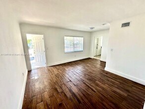 Building Photo - 2101 Bay Dr