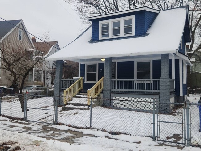 Building Photo - Charming 3-Bedroom Property in Prime Location