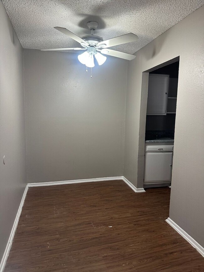 Building Photo - Brookview Duplex 6819