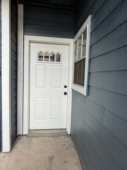Building Photo - 2323 Fairwind Rd