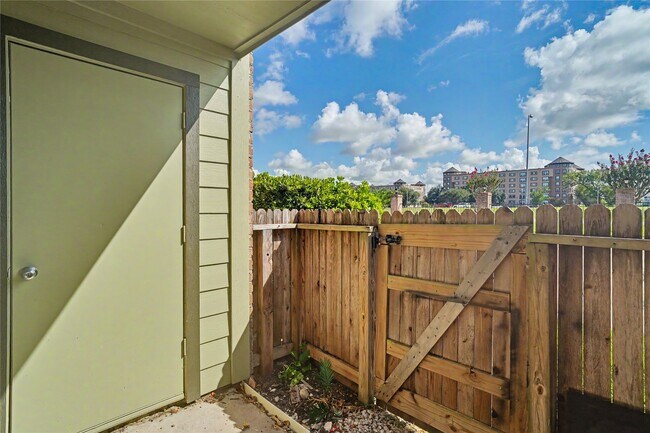 Building Photo - 18800 Egret Bay Blvd