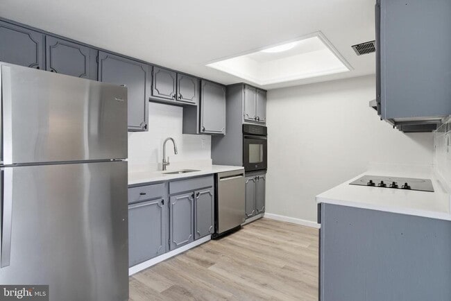 Building Photo - 7 Riverview Pl