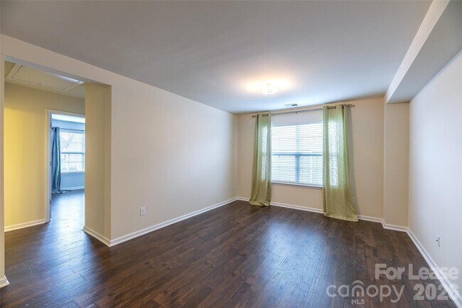 Building Photo - 1310 Middlecrest Dr NW