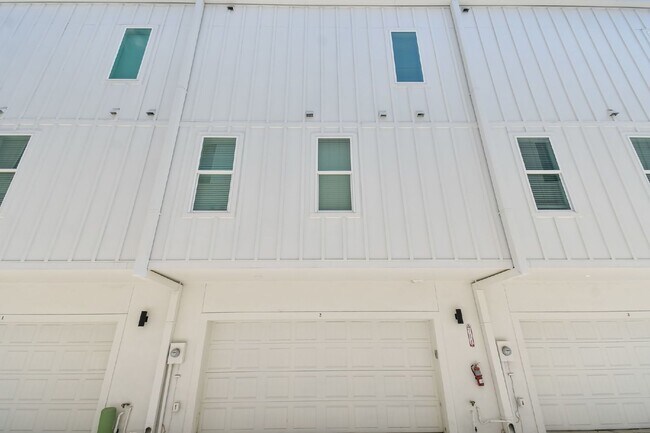 Building Photo - Luxurious 3 Bedroom Condo with Spacious Layout and Prime Location in Tampa, FL!