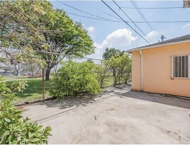 Building Photo - 8724 Ruthelen St