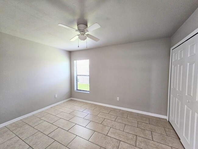 Building Photo - Like New  3 bedroom, 2bath 1 car garage