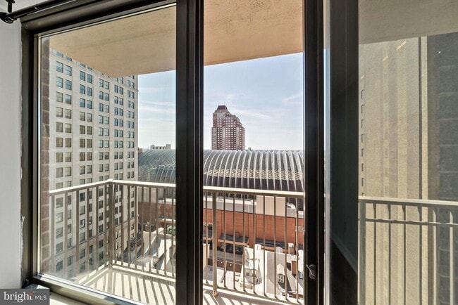 Building Photo - 1420 Locust St
