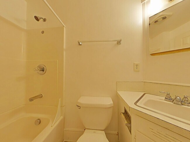 Building Photo - 2 Bedroom Duplex ~ Close to 9th Street