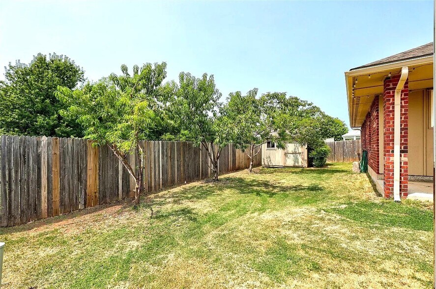 Building Photo - 2404 Deer Chase Dr