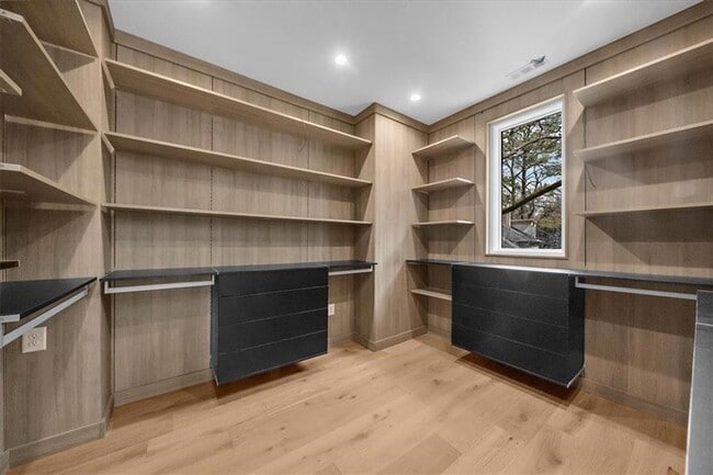 Building Photo - 942 Peachtree Battle Cir NW