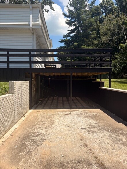 Building Photo - 501 Woodbine Dr