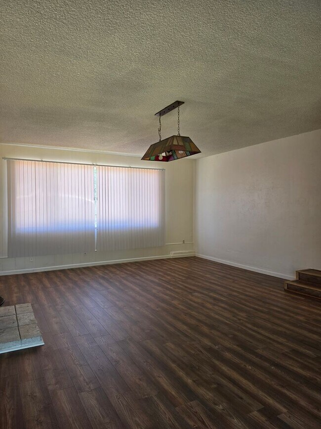 Building Photo - 3 Bedroom 2 Bath