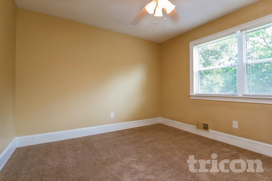 Building Photo - 6583 Oakwood Dr