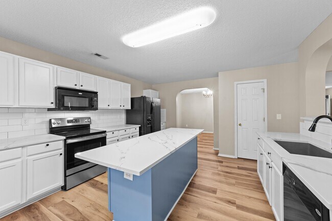 Building Photo - 5 Thorton Ct