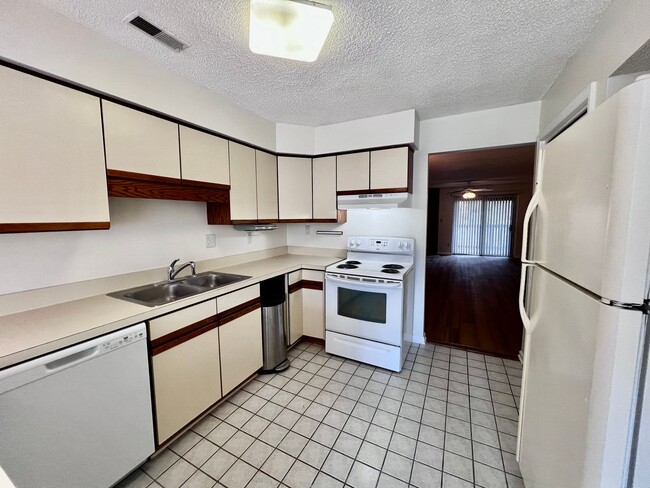 Building Photo - Gorgeous Condo right off Shore Dr, a stree...