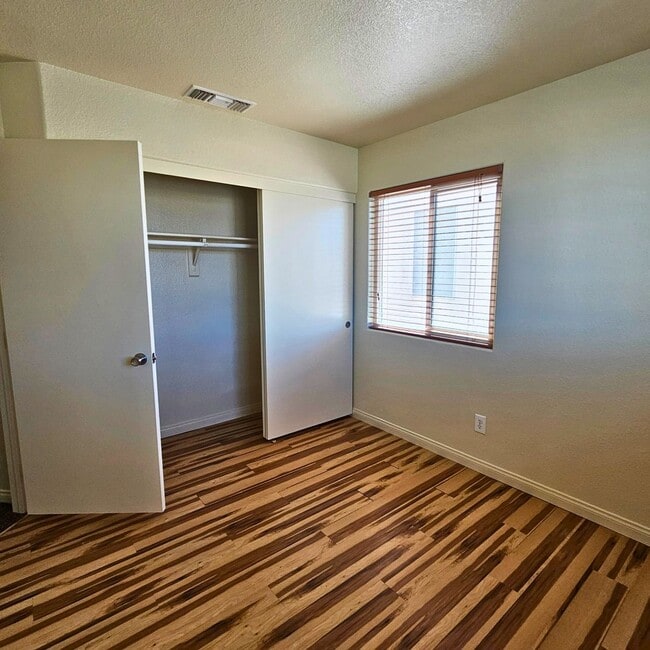 Building Photo - MOVE-IN READY 4BR/3BA SINGLE FAMILY HOME I...