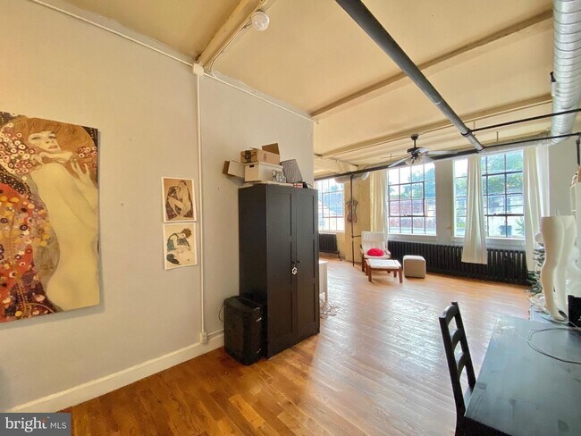 Building Photo - 14-16 W Harvey St