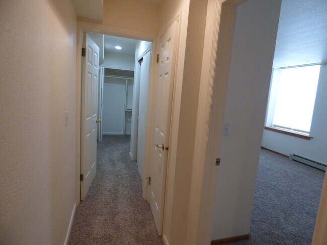 Building Photo - 1000 Fountain Terrace Dr
