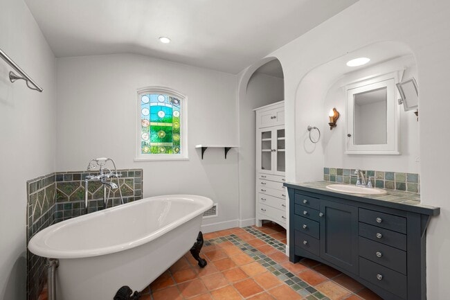 Building Photo - Kensington Exceptional Location 4Bed 3.5 Bath Private Gated Spanish Estate like property