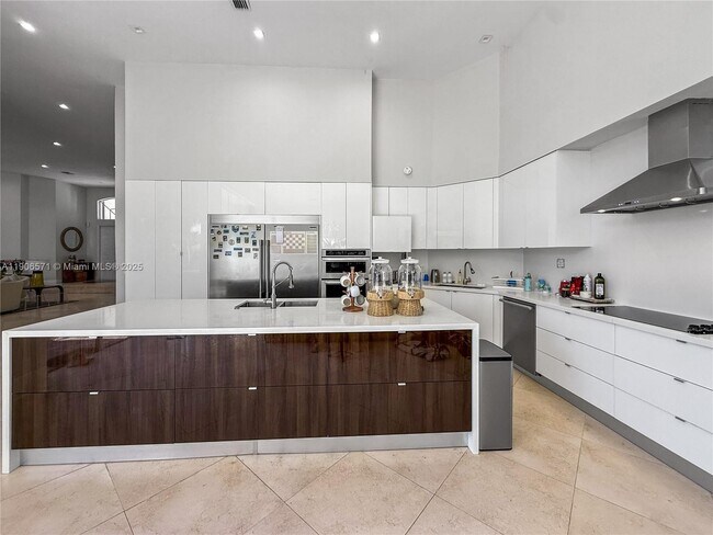 Building Photo - 2514 Poinciana Dr