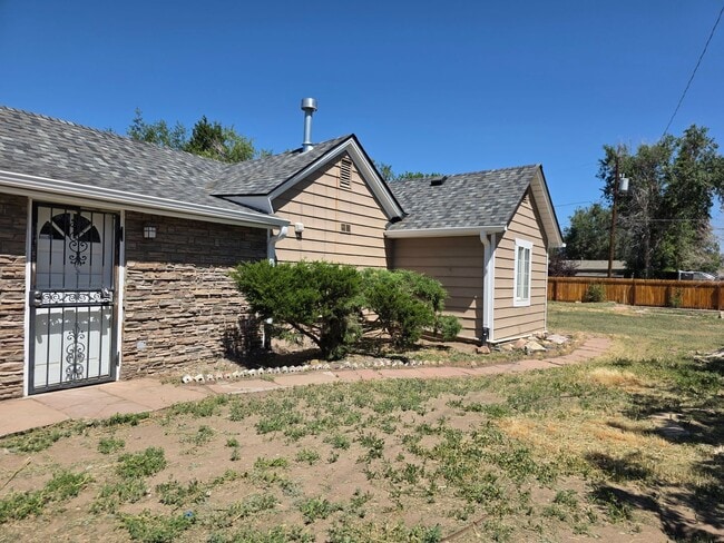 Building Photo - SPACIOUS, BRIGHT 2 BEDROOM - LARGE YARD