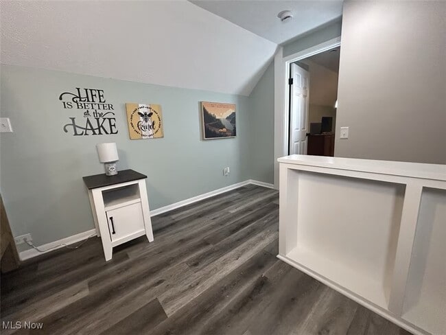 Building Photo - 2542 W 8th St