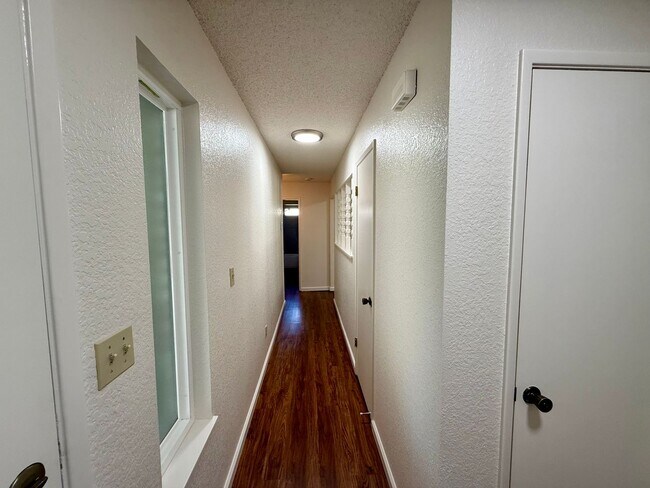 Building Photo - Single story home in established neighborhood!