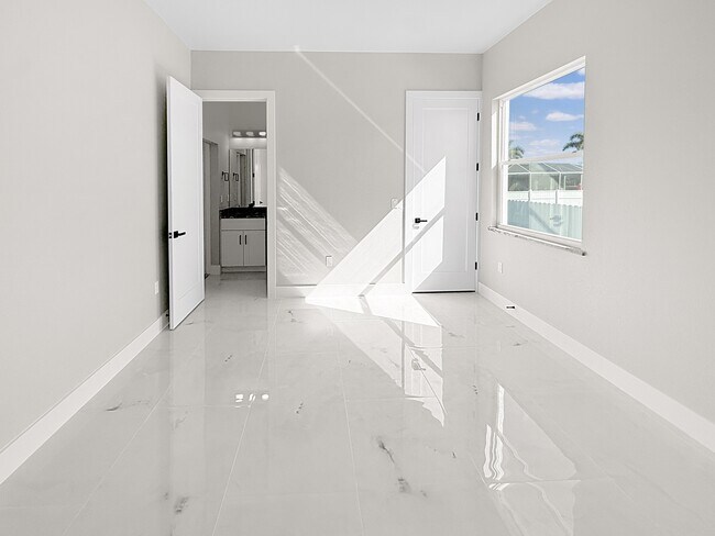 Building Photo - 303 NW 26th Ave