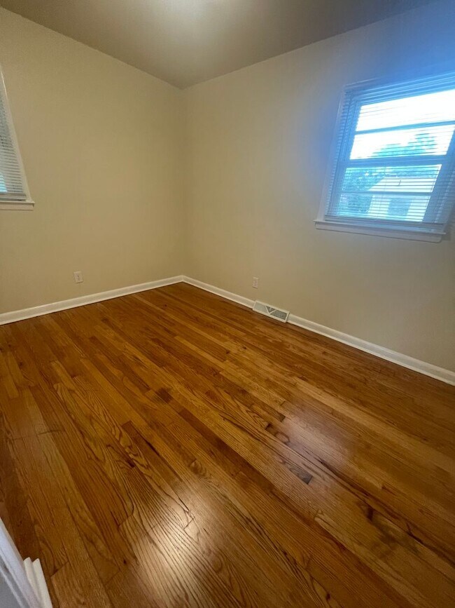 Building Photo - Adorable 3 Bedroom with Updates