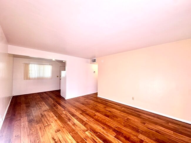 Building Photo - $400 Off Move In Special! Spacious 1 Bedroom with Hard Wood Flooring! Community Laundry and Off S...