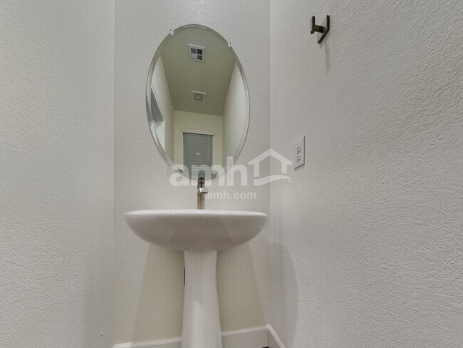 Building Photo - 6139 Schmidt St