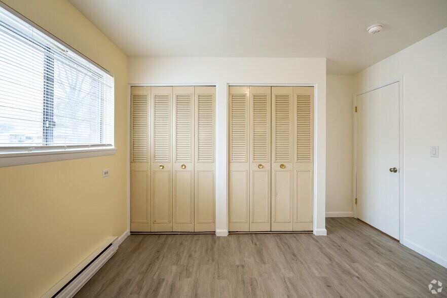 1BR, 1BA - 850SF - Bedroom - Carrollton Commons