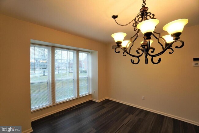 Building Photo - 458 Country Club Dr