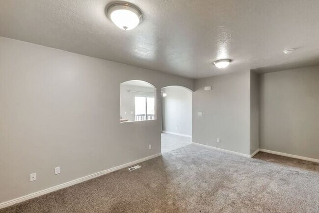 Building Photo - Stunning Saratoga Springs Townhome