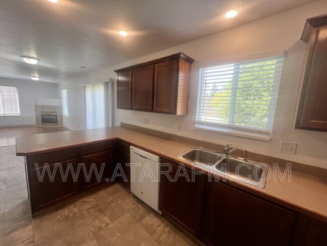 Building Photo - 574 Northlake Dr