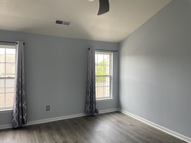 Building Photo - 2068 Lockwood Dr