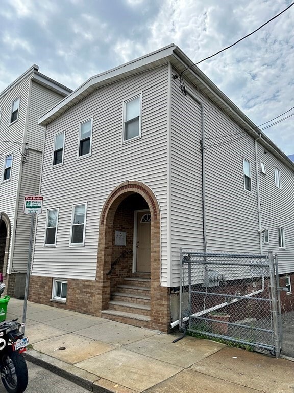 Building Photo - 195 Putnam St