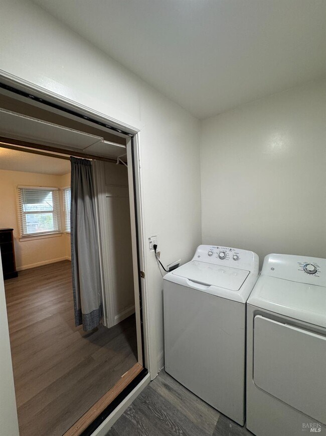 Building Photo - 318 Capitol St