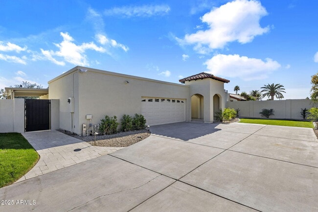 Building Photo - 7339 E Solano Dr