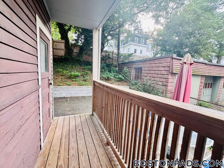 Building Photo - 52 Harvest St