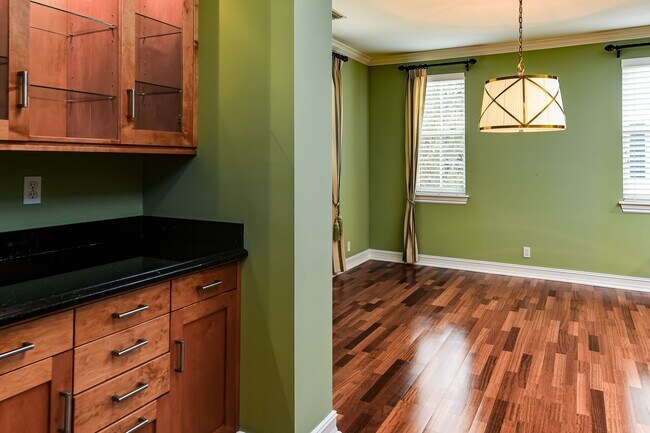 Building Photo - 310 Tuxedo Ln